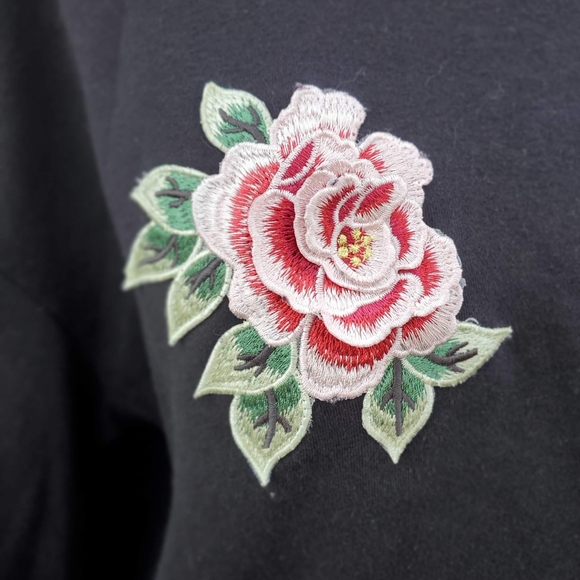 4/$20 - H&M - Two Rose Crop Sweater - Picture 2 of 2